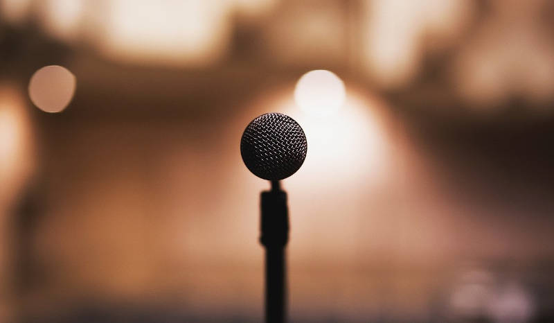Cantante con pérdida auditiva