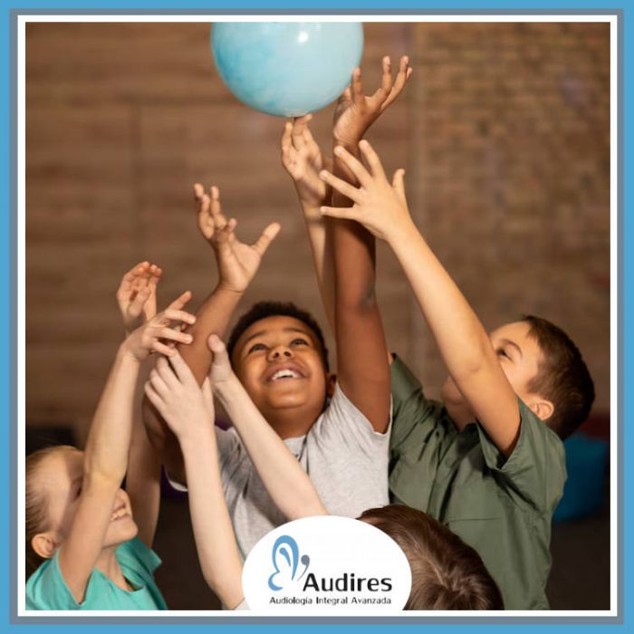 Niños con un globo